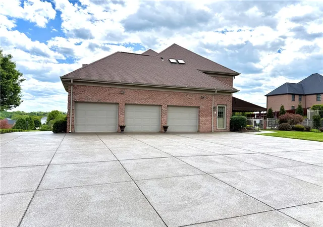 Photo 3 of Single family home for sale at 300 Pine Valley Dr, Bridgeville, PA 15017 | MLS# 1753068 | Listing updated on 2026-06-19