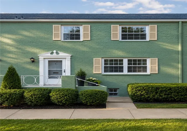 Homes for sale in Ross Twp, PA | 7 Chapel Dr, Ross Twp, PA 15237 | MLS# 1753133