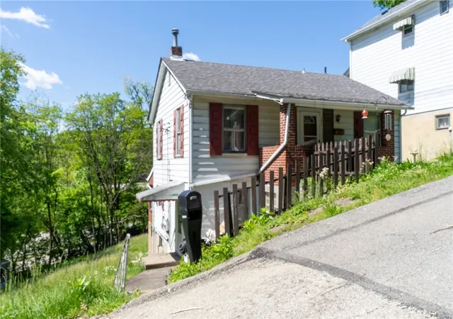 3rd image of 307 N 6Th St, Clairton, PA 15025 | MLS# 1753101
