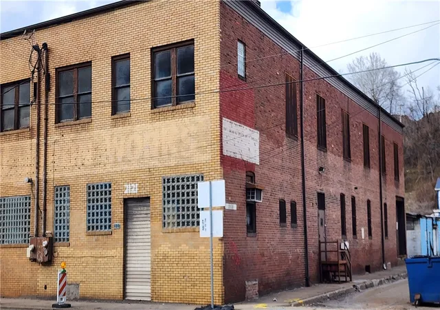 Listing Photo 4 - Condo for sale in building located at 2121 5th Ave, McKeesport, PA 15132