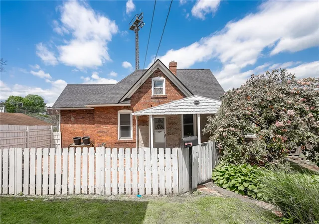 Homes for sale in Vandergrift, PA | 400 1/2 Jackson Ave, Vandergrift, PA 15690 | MLS# 1753881