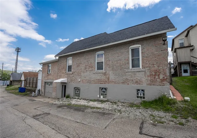Homes for sale in Vandergrift, PA | 400 1/2 Jackson Ave, Vandergrift, PA 15690 | MLS# 1753881