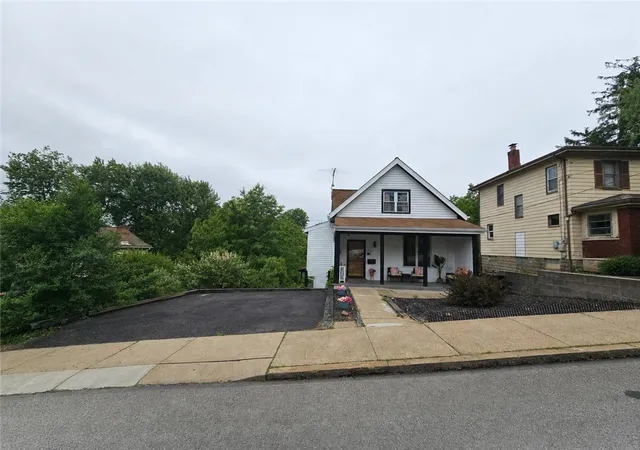 Homes for sale in Brentwood, PA | 104 Marylea Ave, Brentwood, PA 15227 | MLS# 1754058