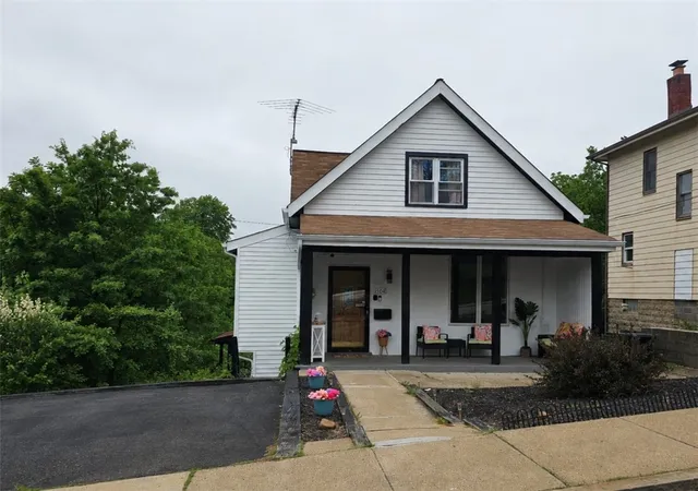 Homes for sale in Brentwood, PA | 104 Marylea Ave, Brentwood, PA 15227 | MLS# 1754058