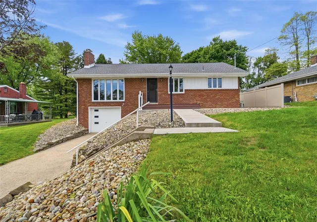 Homes for sale in Robinson Twp, PA | 6 Greenview Dr, Robinson Twp, PA 15136 | MLS# 1753955