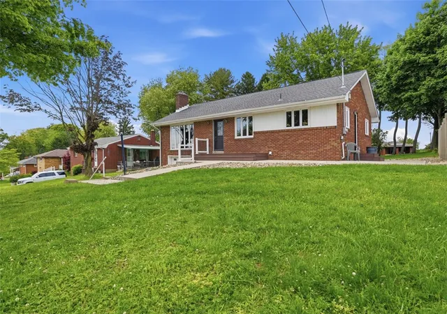 Homes for sale in Robinson Twp, PA | 6 Greenview Dr, Robinson Twp, PA 15136 | MLS# 1753955
