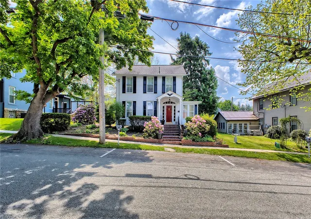 Homes for sale in Ligonier Boro, PA | 116 N Saint Clair Street, Ligonier Boro, PA 15658 | MLS# 1754588