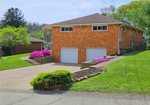 Homes for sale in White Oak, PA | 125 Oliver Dr, White Oak, PA 15131 | MLS# 1754798