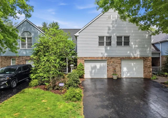Homes for sale in South Fayette, PA | 1221 Parkside Dr, South Fayette, PA 15017 | MLS# 1755044