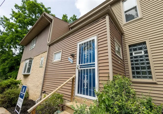 Homes for sale in Carrick, PA | 2373 Hopeland St, Carrick, PA 15210 | MLS# 1754841