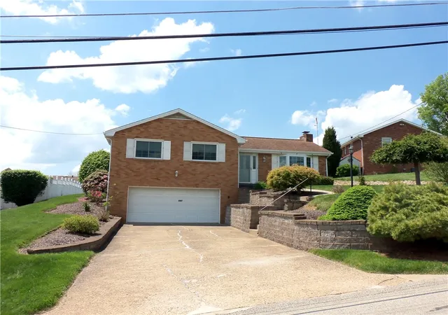 Homes for sale in Chartiers, PA | 640 Longvue Dr, Chartiers, PA 15342 | MLS# 1754908
