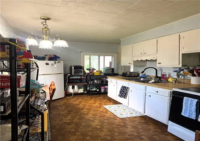Photo 4 of Single family home for sale at 1922 Robinwood St, New Castle, PA 16101 | MLS# 1755009 | Listing updated on 2026-06-11