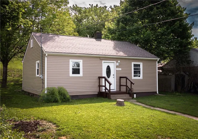 2nd image of 1512 Saxonburg Rd, Natrona Heights, PA 15065 | MLS# 1755217