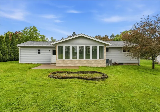 2nd image of 17 Shenango Rd, New Castle, PA 16105 | MLS# 1754454