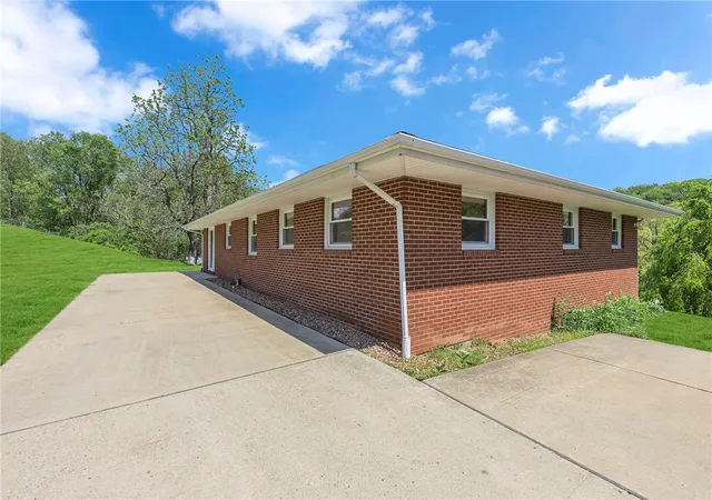 Homes for sale in Ohioville, PA | 383 Ridgemont Dr, Ohioville, PA 15059 | MLS# 1755274