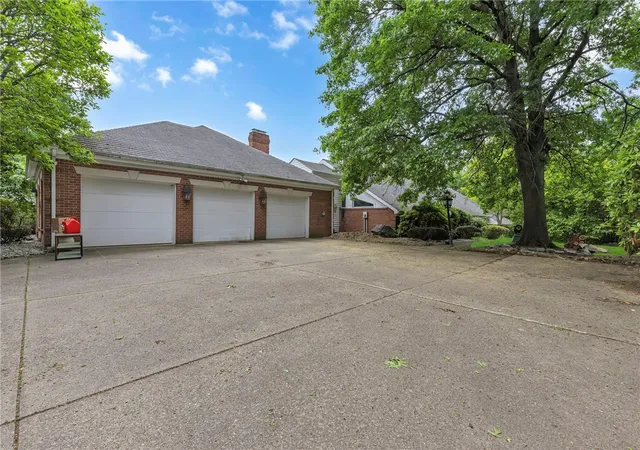 Homes for sale in Economy, PA | 450 Knollwood Cir, Economy, PA 15042 | MLS# 1755237