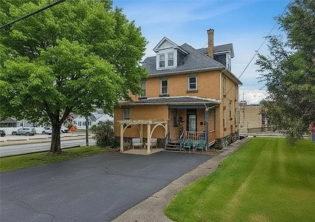 Homes for sale in Latrobe, PA | 201 Thompson St, Latrobe, PA 15650 | MLS# 1755487