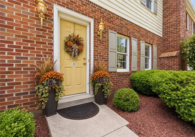 Photo 2 of Condo for sale at 201 Boxwood Ct, Peters Twp, PA 15317 | MLS# 1757045 | Listing updated on 2026-10-11