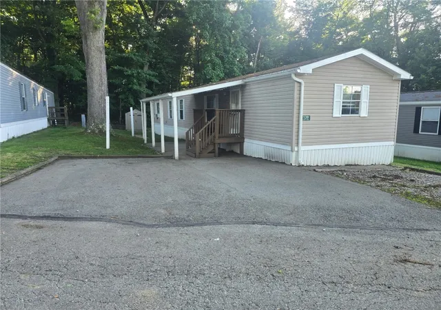 Homes for sale in Hempfield Twp, PA | 139 Lambert Ln, Hempfield Twp, PA 15601 | MLS# 1757317