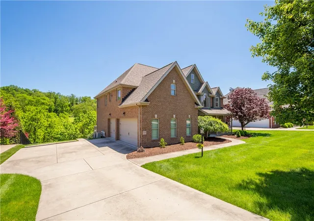3rd image of 320 Hedgerow Dr, Peters Twp, PA 15367 | MLS# 1757362