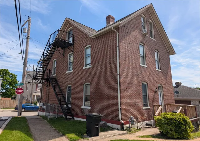 Listing Photo 4 - Condo for sale in building located at 105 Depot St, Youngwood, PA 15697