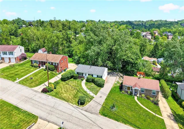 Homes for sale in Robinson Twp, PA | 35 Frances Dr, Robinson Twp, PA 15108 | MLS# 1757253