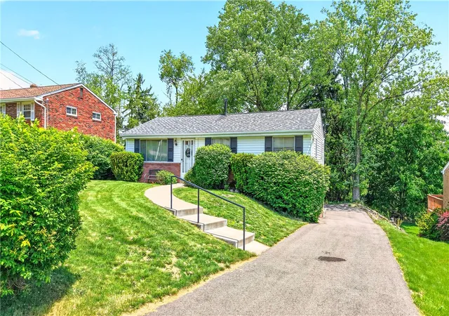 Homes for sale in Robinson Twp, PA | 35 Frances Dr, Robinson Twp, PA 15108 | MLS# 1757253