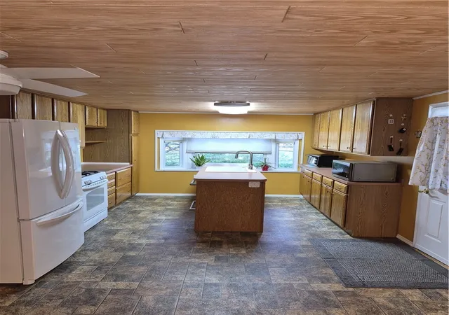 4th image of 4008 Finleyville Elrama Rd, Finleyville, PA 15332 | MLS# 1757855