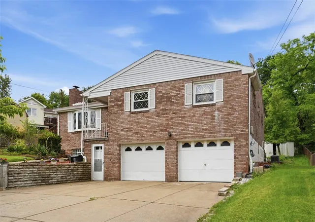 Photo 3 of Single family home for sale at 166 Glenhurst Dr, Verona, PA 15147 | MLS# 1757709 | Listing updated on 2026-07-29