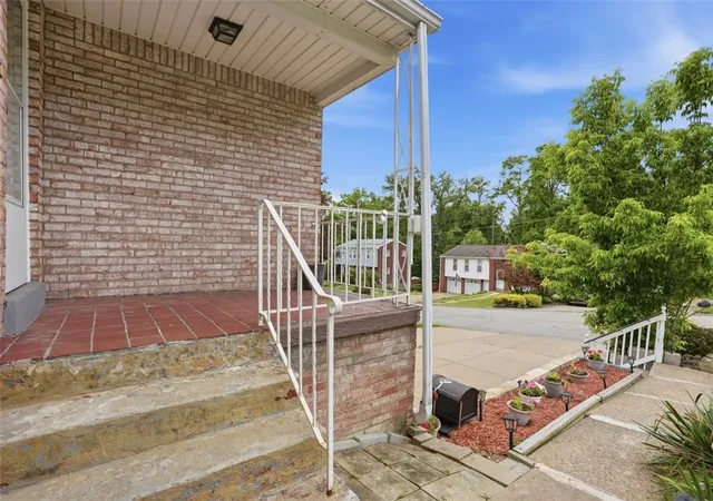Photo 4 of Single family home for sale at 166 Glenhurst Dr, Verona, PA 15147 | MLS# 1757709 | Listing updated on 2026-07-29