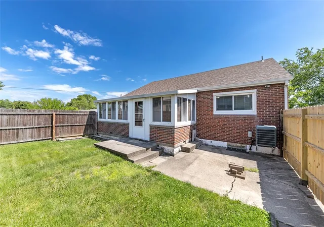 Homes for sale in Charleroi Boro, PA | 306 1/2 Oakland Ave, Charleroi Boro, PA 15022 | MLS# 1757971