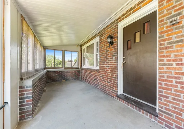 Homes for sale in Charleroi Boro, PA | 306 1/2 Oakland Ave, Charleroi Boro, PA 15022 | MLS# 1757971