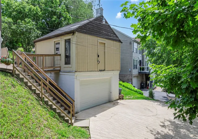 2nd image of 210 Pine Dr, Moon/crescent Twp, PA 15108 | MLS# 1757735