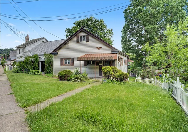 Homes for sale in Mc Kees Rocks, PA | 212 Singer Ave, Mc Kees Rocks, PA 15136 | MLS# 1758066