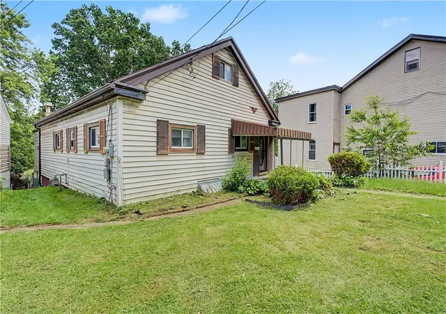 Homes for sale in Mc Kees Rocks, PA | 212 Singer Ave, Mc Kees Rocks, PA 15136 | MLS# 1758066