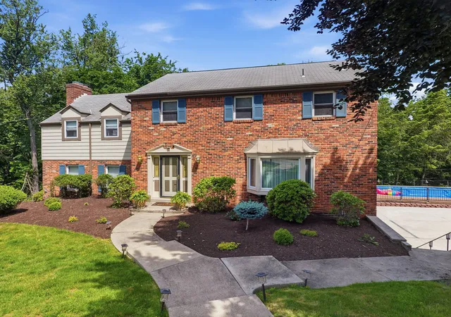 Homes for sale in Ross Twp, PA | 102 Lansdale Ct, Ross Twp, PA 15237 | MLS# 1758085