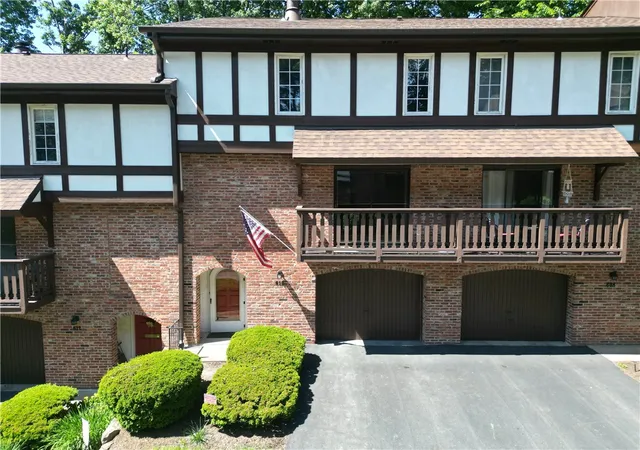 Homes for sale in Ross Twp, PA | 610 Maplewood Ct, Ross Twp, PA 15237 | MLS# 1758081