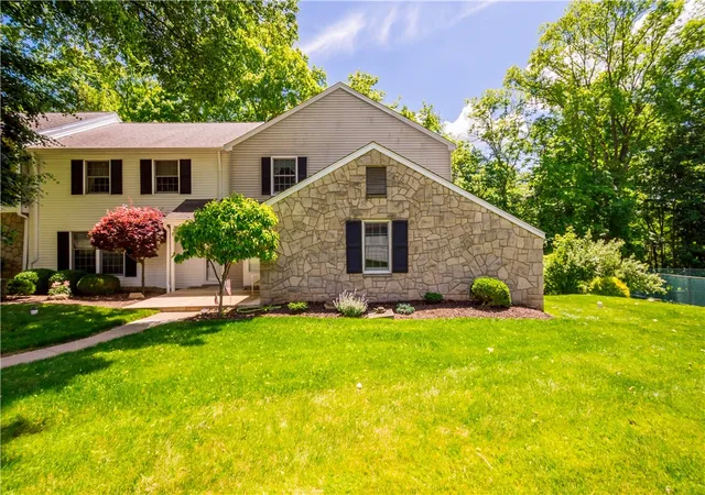 2nd image of 179 Roscommon Pl, Peters Twp, PA 15317 | MLS# 1757878