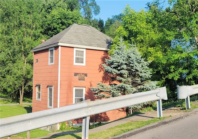 Photo 2 of Single family home for sale at 725 East Dr, Clairton, PA 15025 | MLS# 1758374 | Listing updated on 2026-07-06