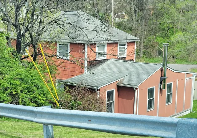 Photo 3 of Single family home for sale at 725 East Dr, Clairton, PA 15025 | MLS# 1758374 | Listing updated on 2026-07-06
