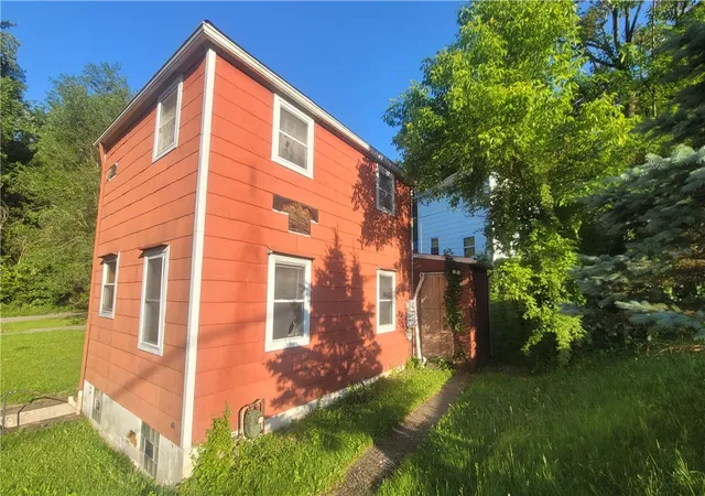 Photo 3 of Single family home for sale at 725 East Dr, Clairton, PA 15025 | MLS# 1758374 | Listing updated on 2026-07-06