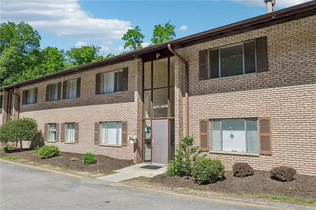 Listing Photo 2 - Condo for sale in 4073 Sanlin Dr located at 4073 Sanlin Dr, Coraopolis, PA 15108 - Unit 4073 Sanlin Dr
