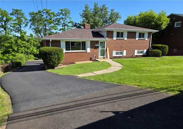 Homes for sale in Scott Twp, PA | 1398 Raven Dr, Scott Twp, PA 15243 | MLS# 1758376