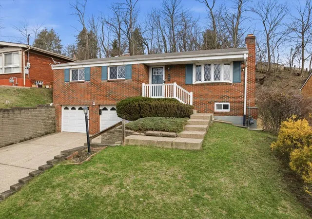Homes for sale in Brentwood, PA | 505 Pointview Rd, Brentwood, PA 15227 | MLS# 1758484