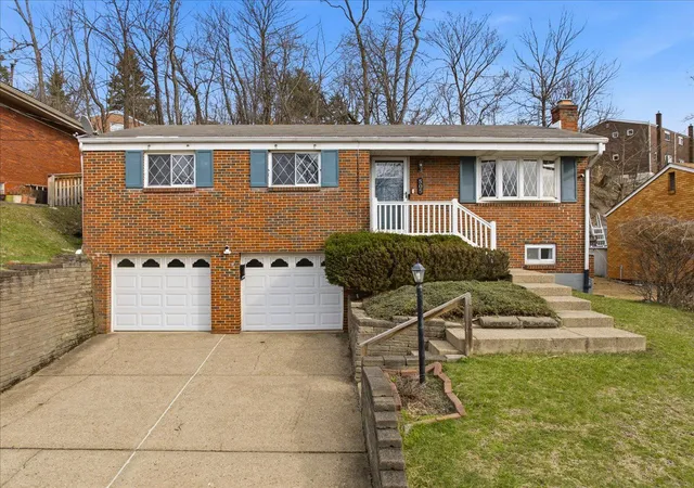 Homes for sale in Brentwood, PA | 505 Pointview Rd, Brentwood, PA 15227 | MLS# 1758484
