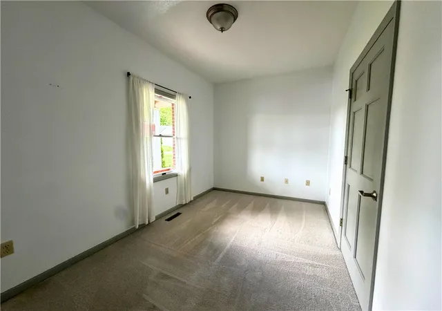 Listing Photo 4 - Condo for sale in building located at 28 Manor Dr, Grove City, PA 15019