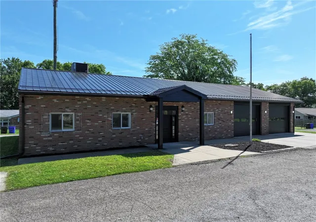 1st image of 800 Jackson Ave, Monaca, PA 15061 | MLS# 1758650