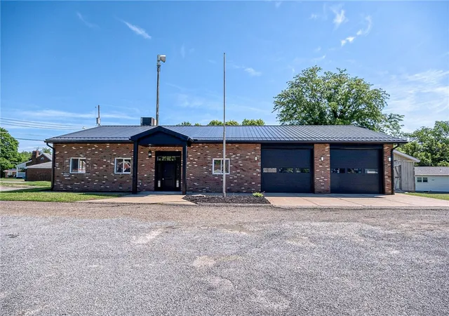 2nd image of 800 Jackson Ave, Monaca, PA 15061 | MLS# 1758650