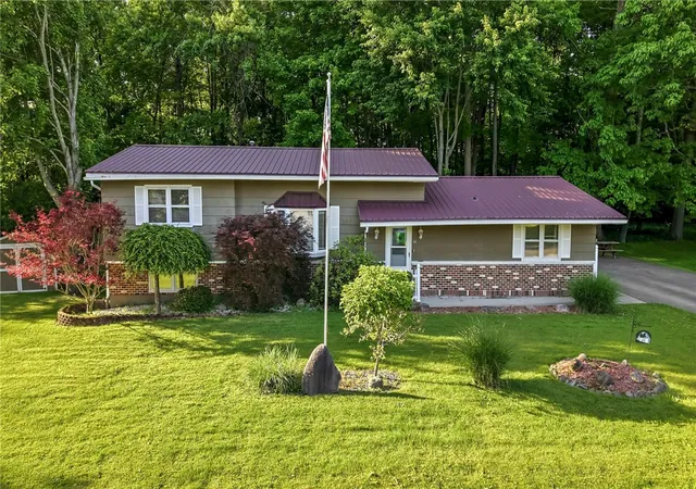 Homes for sale in Hempfield Twp, PA | 48 Bentley Ave, Hempfield Twp, PA 16125 | MLS# 1758897