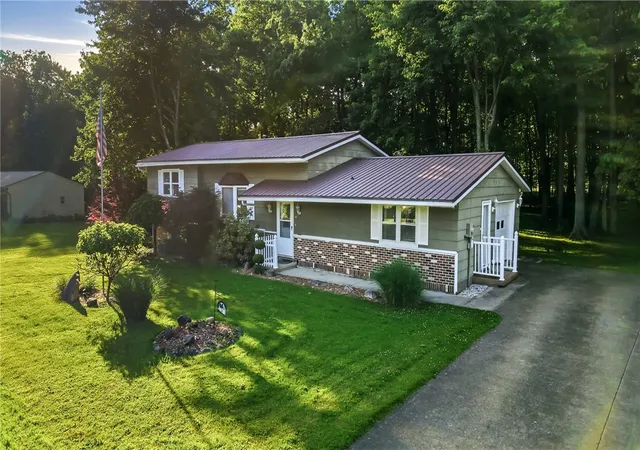 Homes for sale in Hempfield Twp, PA | 48 Bentley Ave, Hempfield Twp, PA 16125 | MLS# 1758897